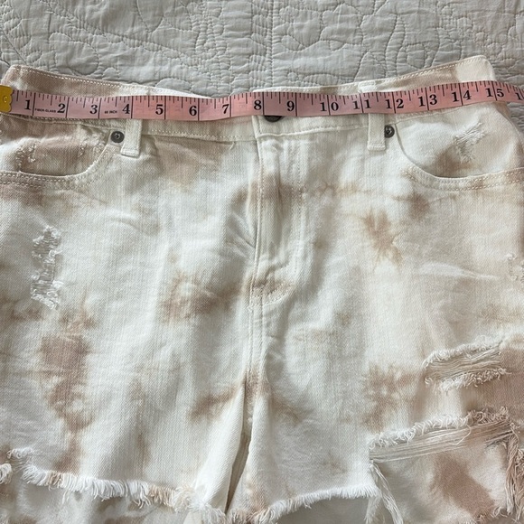 Aerie Denim Shorts Tie Dye Distressed Raw Hem White Tan Size L - Picture 6 of 9